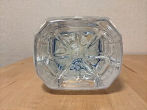 奥秩父の天然水　山梨県甲州市産ミネラルウォーター　ペットボトル底部分