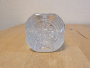 プリンスホテルズ＆リゾーツ　南魚沼市産ミネラルウォーター　ペットボトル底部分　いつの間にか吉野工業所製になっていた