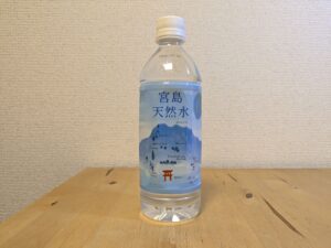 ミネラルウォーター　広島県廿日市市産　宮島天然水　厳島神社のラベル