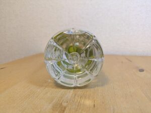 大山の天然水　いろはす　日本の天然水　ミネラルウォーター　ペットボトル底部分　D1