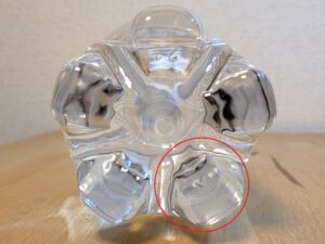 天然水でつくった　強炭酸水　セブンプレミアム　ペットボトル底部分　Yの文字