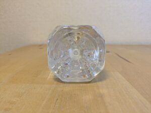 河津桜　KAWAZU　河津七滝の天然水　ミネラルウォーター　ペットボトル底部分
