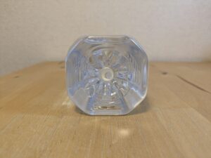 コメリ　ミネラルウォーター　ペットボトルの底