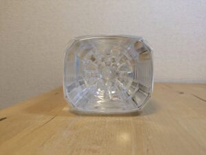 カクヤスオリジナル　天然水　岐阜県海津市産ミネラルウォーター　ペットボトル底部分