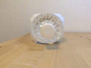 カクヤスオリジナル　天然水　岐阜県海津市産ミネラルウォーター　ペットボトルキャップ（白）