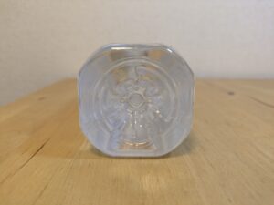 サカイタチ ミネラルウォーター 採水地は群馬県利根郡みなかみ町 ペットボトル底部分 吉野工業所製