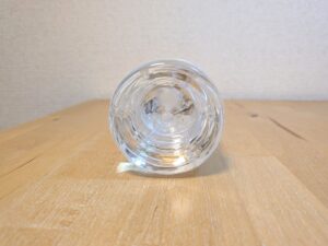 出羽三山の水　ブルボン　天然名水　鶴岡市産ミネラルウォーター　ペットボトル底部分