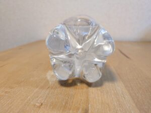 食卓応援セレクト　天然水使用　強炭酸水　いなげやオリジナル　ペットボトル底部分