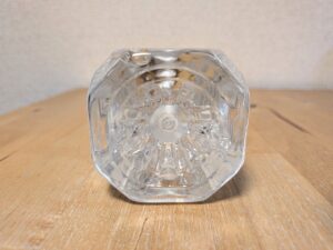 ケニーズハウス　オリジナルミネラルウォーター　伊豆の国市産　ペットボトル底部分