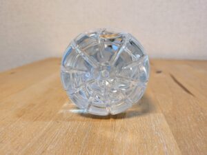 麗しずく　うるわしずく　岐阜県関市産ミネラルウォーター　名水百選　ペットボトル底部分　KWKMの文字