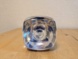 フィジーウォーター　FIJI WATER　シリカを含む　ペットボトル底部分　FIJIの文字