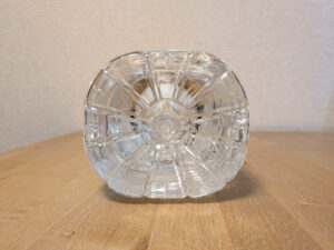 磨かれて、澄みきった日本の水　伊藤園　ミネラルウォーター　ペットボトル底部分　GPの文字　ゴールドパック