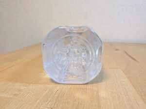 みゆき野天然水 の特長と魅力　飯山市産ミネラルウォーター　ペットボトル底部分　吉野工業所製