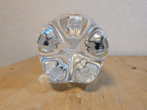 サーフビバレッジ　STORONG SPARKLING WATER　強炭酸水　ペットボトル底部分