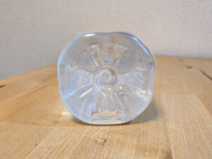 遊佐のみなもと　山形県飽海郡遊佐町産ミネラルウォーター　ペットボトル底部分　東洋製罐製