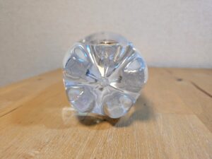 小城市産ミネラルウォーター　くらしモア　天然水使用　強炭酸水　ペットボトル底部分