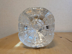 北アルプスの清らか天然水　雪山しずく　ミネラルウォーター　ペットボトル底部分　GPの文字