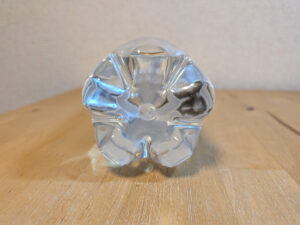 プレーン 炭酸水 天然水使用 ライフドリンクカンパニー ペットボトル底部分