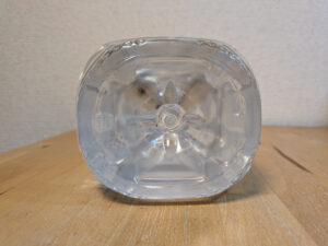 多摩源流水 山梨県北都留郡小菅村産ミネラルウォーター ペットボトル底部分 吉野工業所製