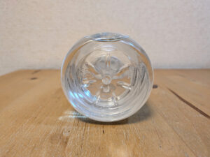 オモテナシ天然水　Haruna　みなかみ町産ミネラルウォーター　ペットボトル底部分