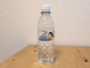 不二家 山の水 オリジナルミネラルウォーター ペコちゃん ラベル正面
