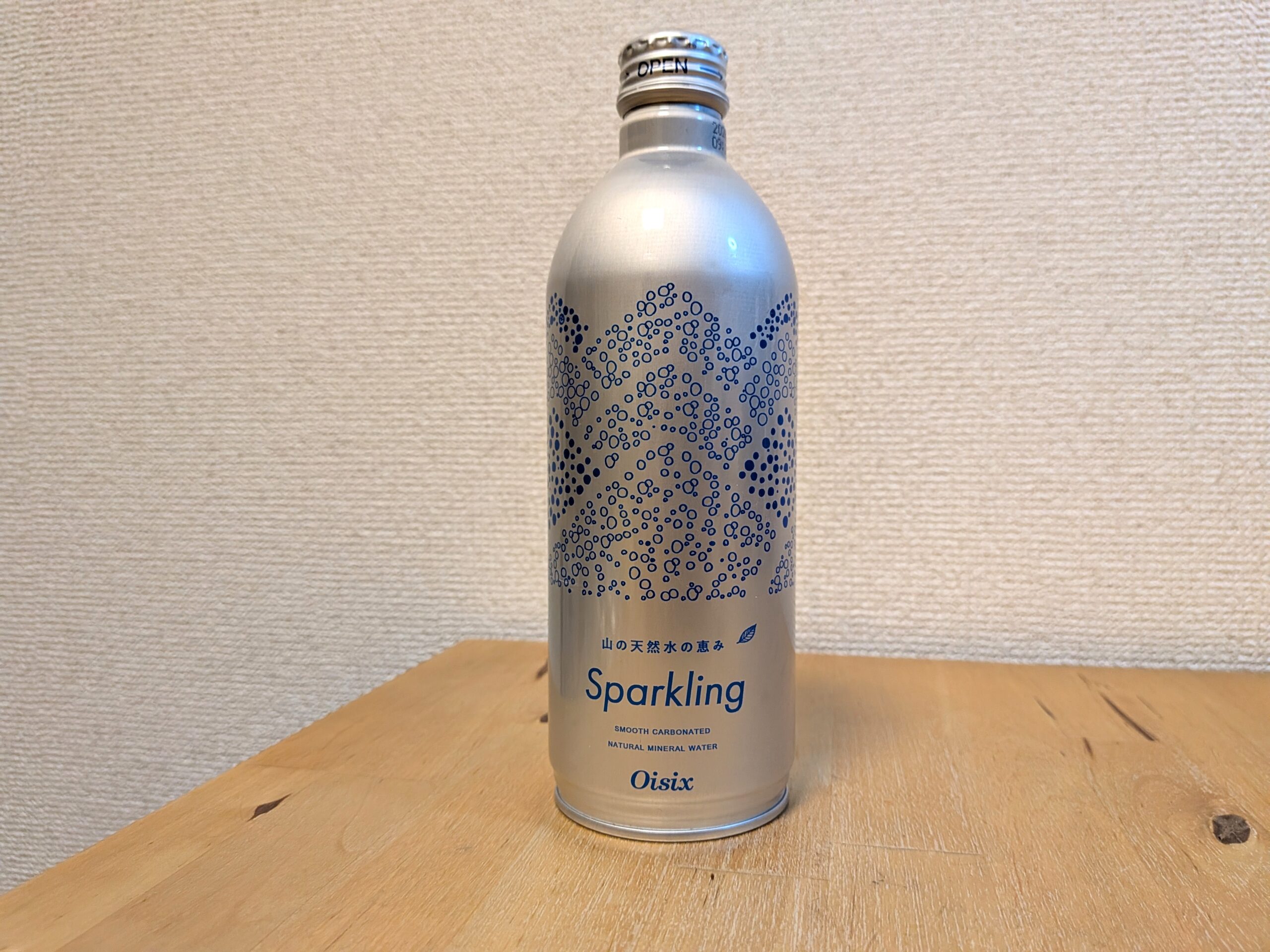 Oisix　オイシックス　山の天然水の恵み　Sparkling　炭酸水　アルミ缶　神奈川県足柄上郡山北町産ミネラルウォーター使用　ボトル正面