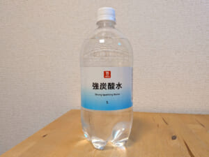 セブンアンドアイ THE PRICE 強炭酸水 山梨県山梨市産ミネラルウォーター使用 ラベル正面