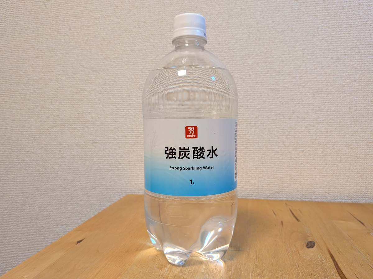 セブンアンドアイ　THE PRICE　強炭酸水　山梨県山梨市産ミネラルウォーター使用　ラベル正面