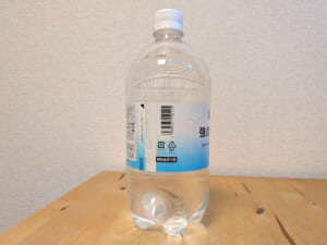 セブンアンドアイ THE PRICE stream強炭酸水 山梨県山梨市産ミネラルウォーター使用 ラベル側面 バーコード