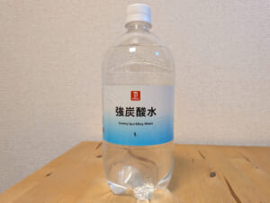 セブンアンドアイ THE PRICE 強炭酸水 山梨県山梨市産ミネラルウォーター使用 ラベル側面成分表示