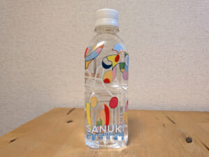讃岐の天然水 SANUKI ミネラルウォーター 溝渕珠能さんデザインラベル ラベル正面